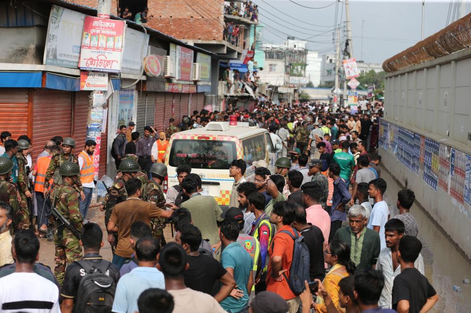 "Avionul în flăcări s-a prăbușit, prietenul meu a murit în fața mea". Crește bilanțul victimelor de la școala din Bangladesh 991805