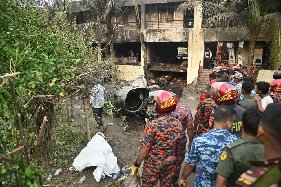 "Avionul în flăcări s-a prăbușit, prietenul meu a murit în fața mea". Crește bilanțul victimelor de la școala din Bangladesh 991809