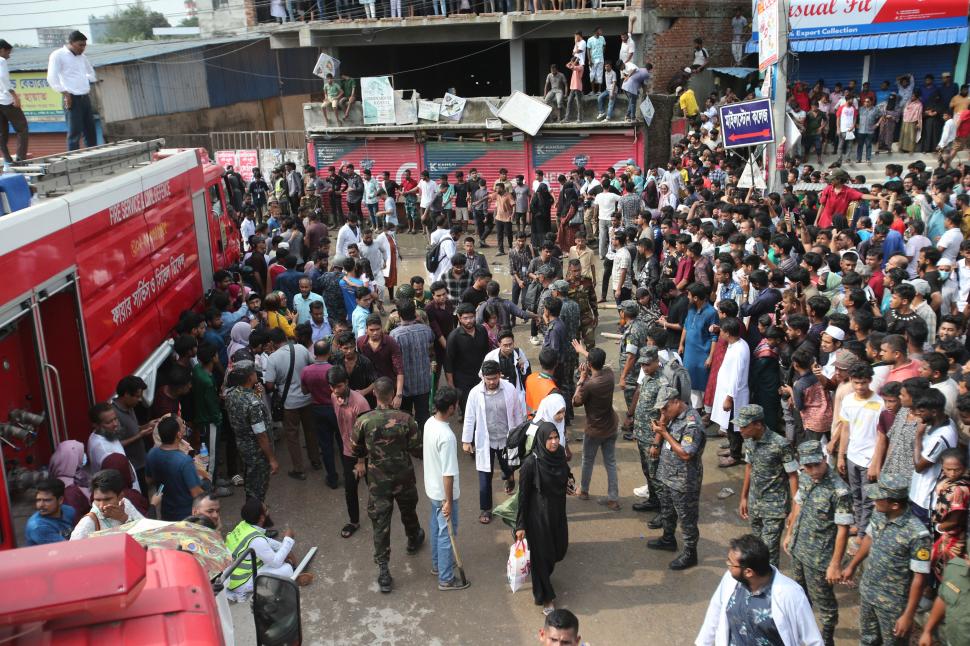 "Avionul în flăcări s-a prăbușit, prietenul meu a murit în fața mea". Crește bilanțul victimelor de la școala din Bangladesh 991810