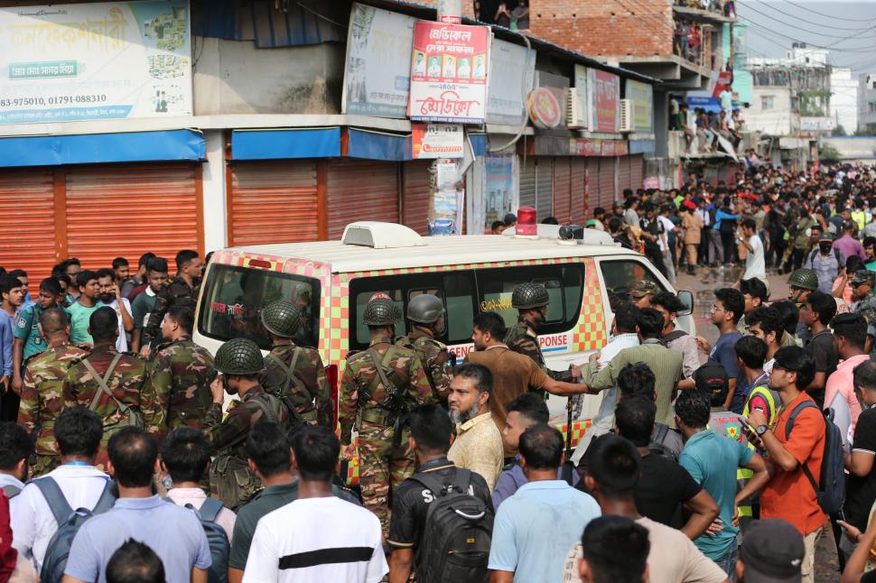 "Avionul în flăcări s-a prăbușit, prietenul meu a murit în fața mea". Crește bilanțul victimelor de la școala din Bangladesh 991811