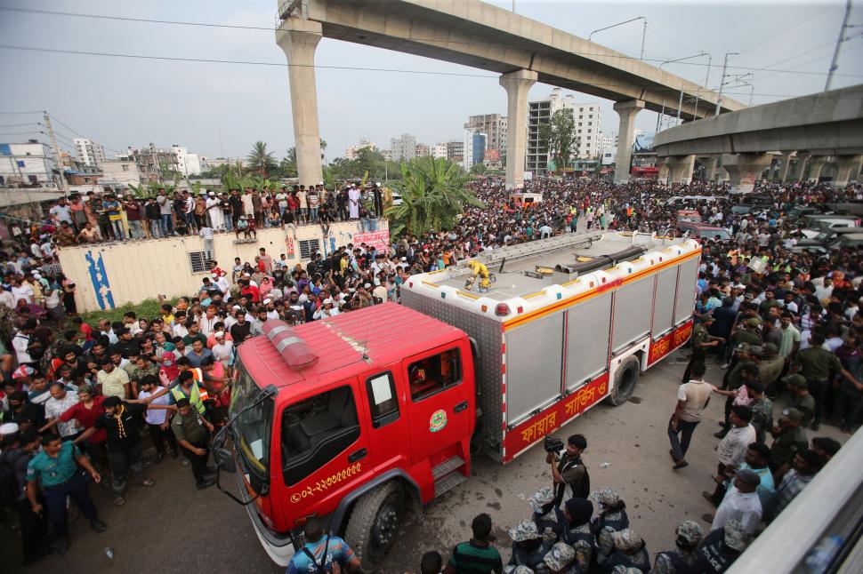 "Avionul în flăcări s-a prăbușit, prietenul meu a murit în fața mea". Crește bilanțul victimelor de la școala din Bangladesh 991812