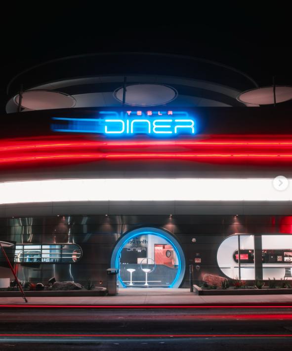 Elon Musk a deschis la Hollywood primul restaurant Tesla, în care roboții servesc la mese: Vom avea locații în toată lumea 992227