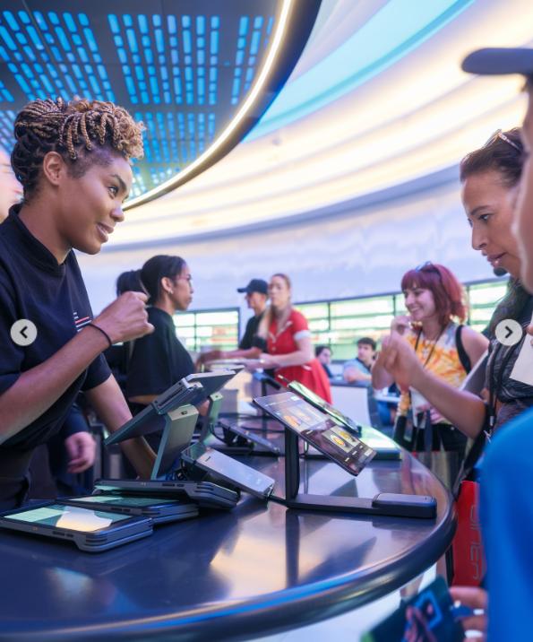 Elon Musk a deschis la Hollywood primul restaurant Tesla, în care roboții servesc la mese: Vom avea locații în toată lumea 992232