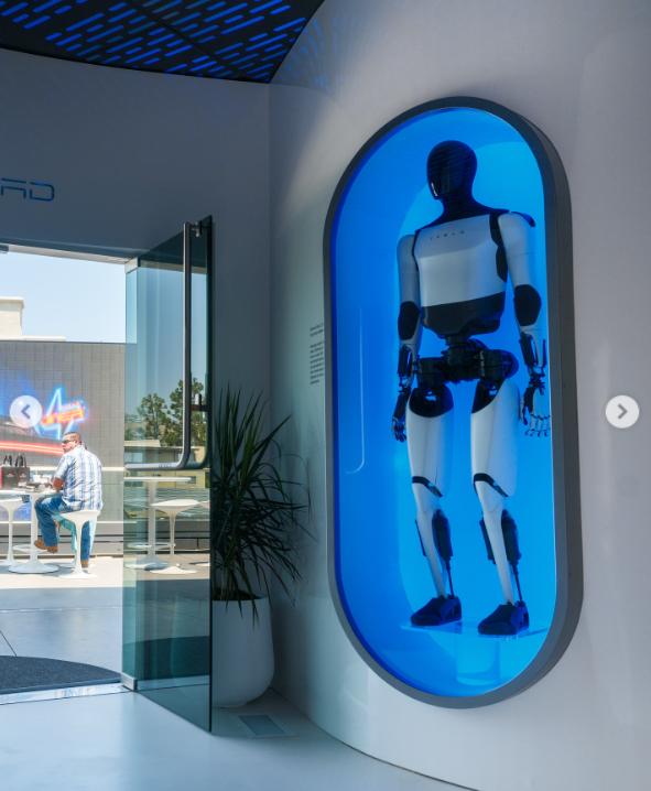 Elon Musk a deschis la Hollywood primul restaurant Tesla, în care roboții servesc la mese: Vom avea locații în toată lumea 992234