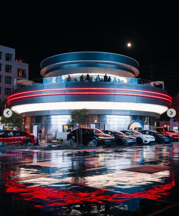 Elon Musk a deschis la Hollywood primul restaurant Tesla, în care roboții servesc la mese: Vom avea locații în toată lumea 992237