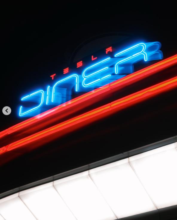 Elon Musk a deschis la Hollywood primul restaurant Tesla, în care roboții servesc la mese: Vom avea locații în toată lumea 992240