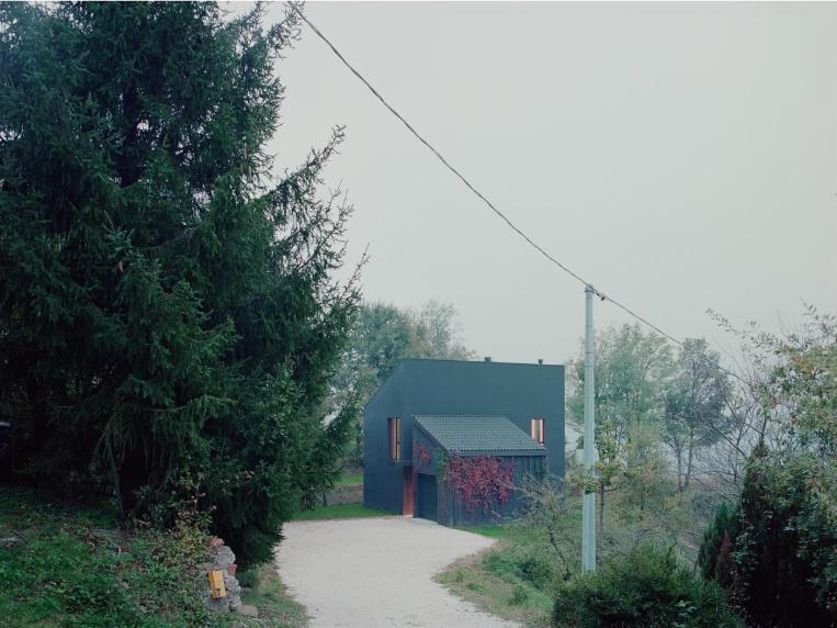 Invenţie revoluţionară în Italia. O casă din lemn în pădure, alimentată cu energie solară 992060