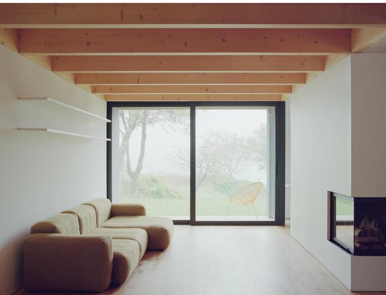 Invenţie revoluţionară în Italia. O casă din lemn în pădure, alimentată cu energie solară 992063