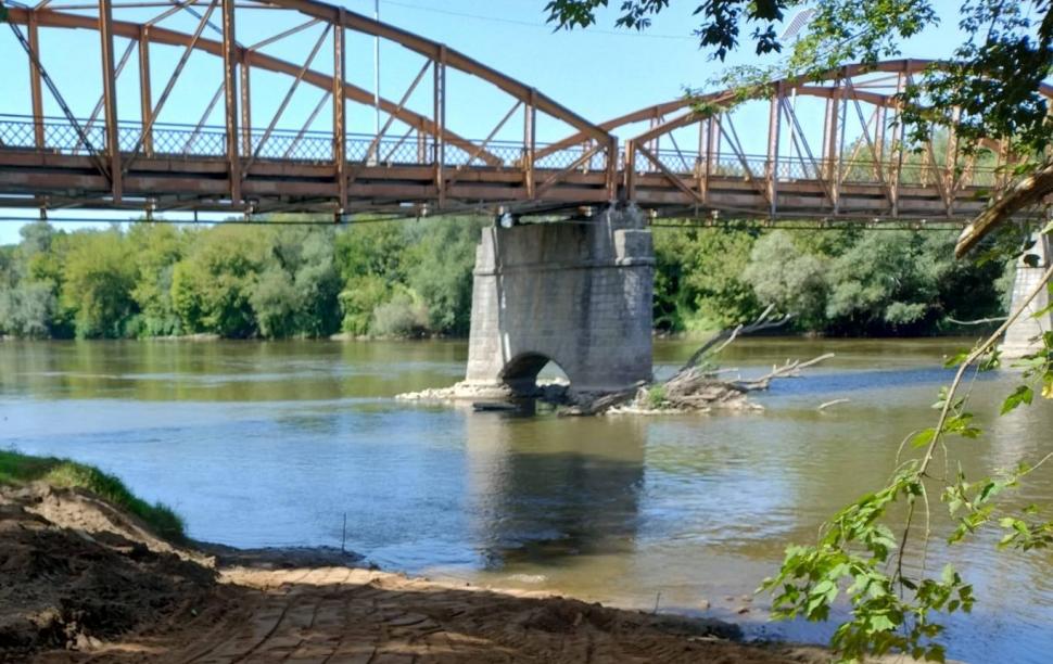 Un pod istoric stă să cadă. Pilonii și structura metalică s-au degradat, camioanele trec în continuare pe acolo 992074