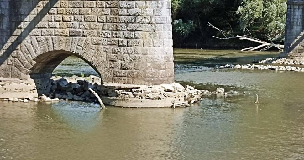 Un pod istoric stă să cadă. Pilonii și structura metalică s-au degradat, camioanele trec în continuare pe acolo 992075