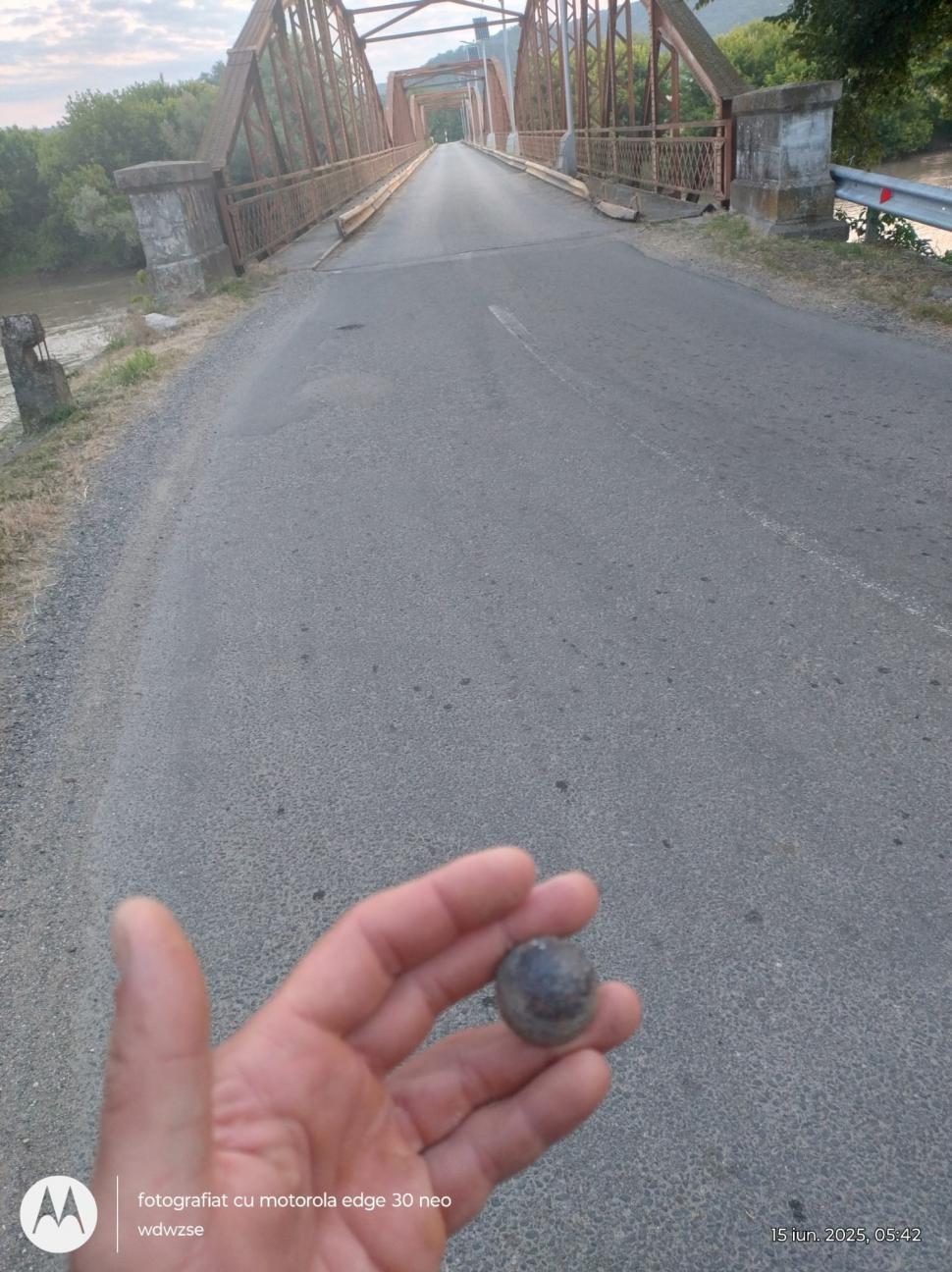 Un pod istoric stă să cadă. Pilonii și structura metalică s-au degradat, camioanele trec în continuare pe acolo 992076