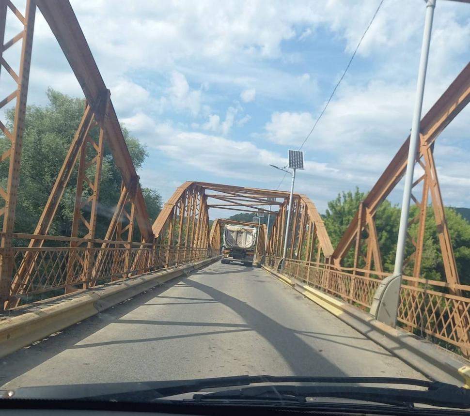 Un pod istoric stă să cadă. Pilonii și structura metalică s-au degradat, camioanele trec în continuare pe acolo 992078