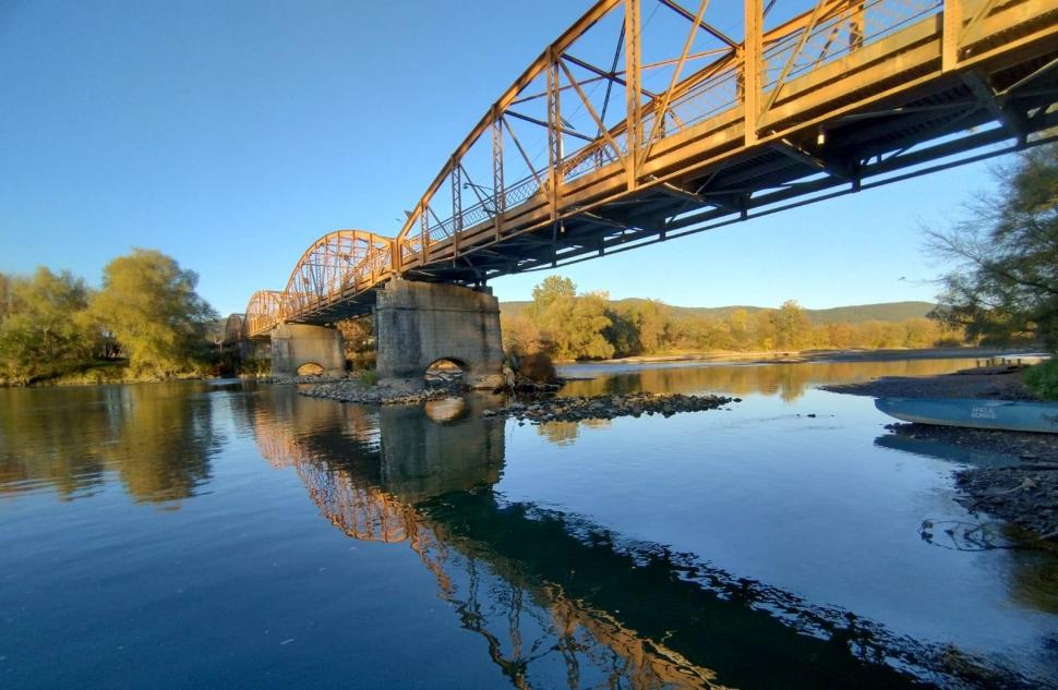 Un pod istoric stă să cadă. Pilonii și structura metalică s-au degradat, camioanele trec în continuare pe acolo 992079