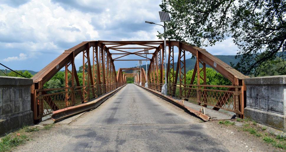 Un pod istoric stă să cadă. Pilonii și structura metalică s-au degradat, camioanele trec în continuare pe acolo 992080