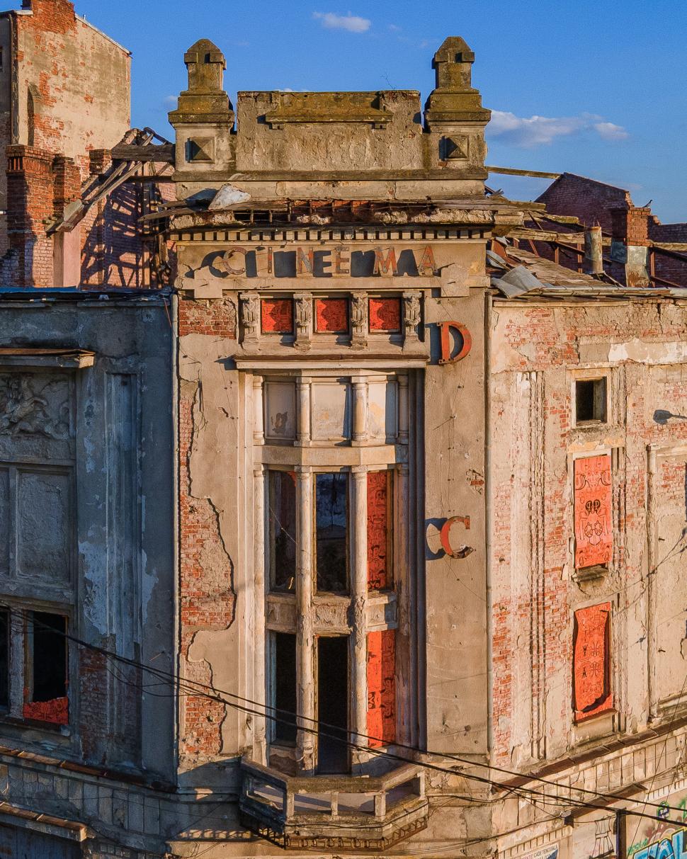 ARCEN redǎ o nouă viațǎ Cinematografului Marconi din București. Vineri va fi iluminat pentru prima dată în decenii 992418