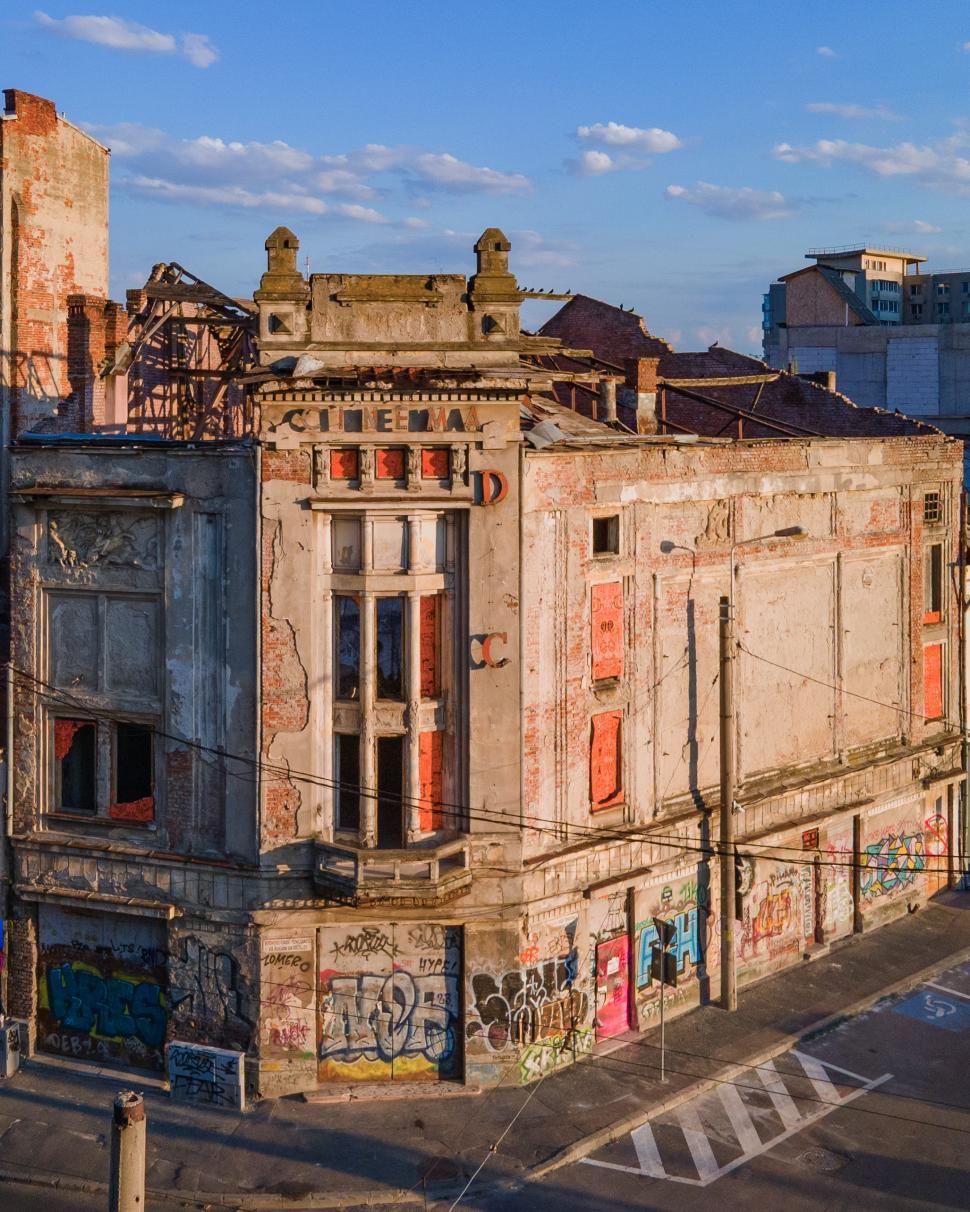 ARCEN redǎ o nouă viațǎ Cinematografului Marconi din București. Vineri va fi iluminat pentru prima dată în decenii 992419