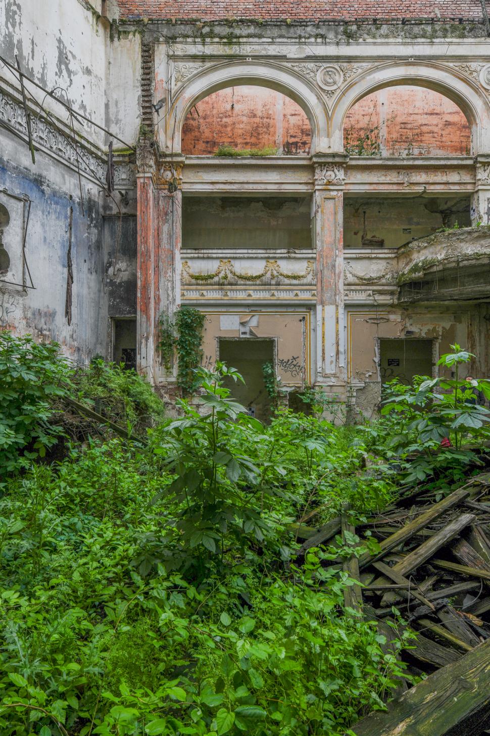 ARCEN redǎ o nouă viațǎ Cinematografului Marconi din București. Vineri va fi iluminat pentru prima dată în decenii 992420