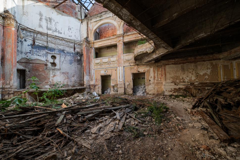 ARCEN redǎ o nouă viațǎ Cinematografului Marconi din București. Vineri va fi iluminat pentru prima dată în decenii 992425