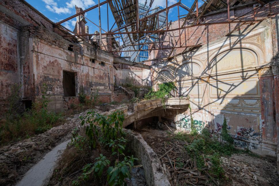 ARCEN redǎ o nouă viațǎ Cinematografului Marconi din București. Vineri va fi iluminat pentru prima dată în decenii 992427