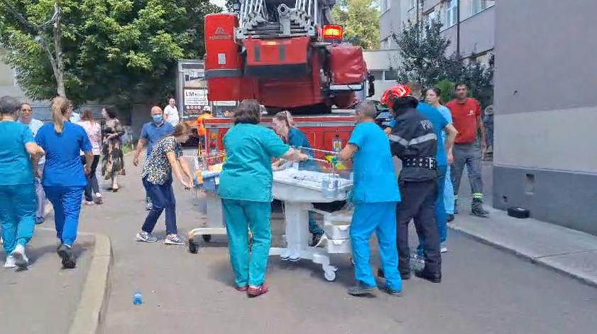 Incendiu la Maternitatea Cuza Vodă din Iași. Mamele au fost evacuate cu tot cu paturi. Bebeluși în incubatoare au fost scoși din spital 992478