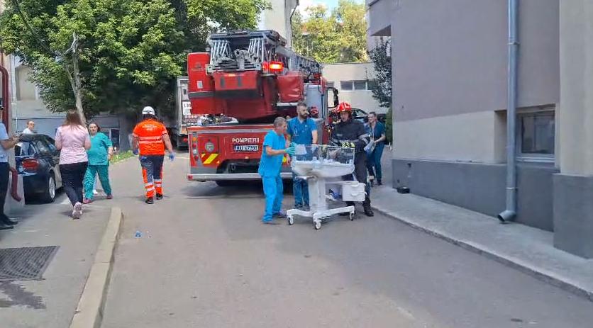 Incendiu la Maternitatea Cuza Vodă din Iași. Mamele au fost evacuate cu tot cu paturi. Bebeluși în incubatoare au fost scoși din spital 992479