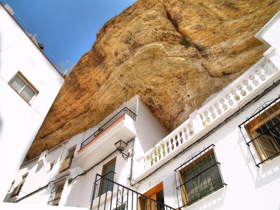 Orașul din Europa ascuns sub o stâncă: Mulți turiști români ajung în zonă, dar nu știu de el. Cum arată așezarea unică în lume 992169