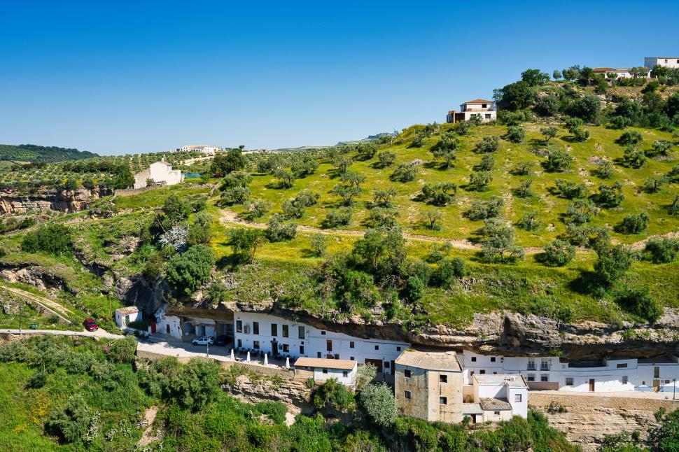 Orașul din Europa ascuns sub o stâncă: Mulți turiști români ajung în zonă, dar nu știu de el. Cum arată așezarea unică în lume 992171