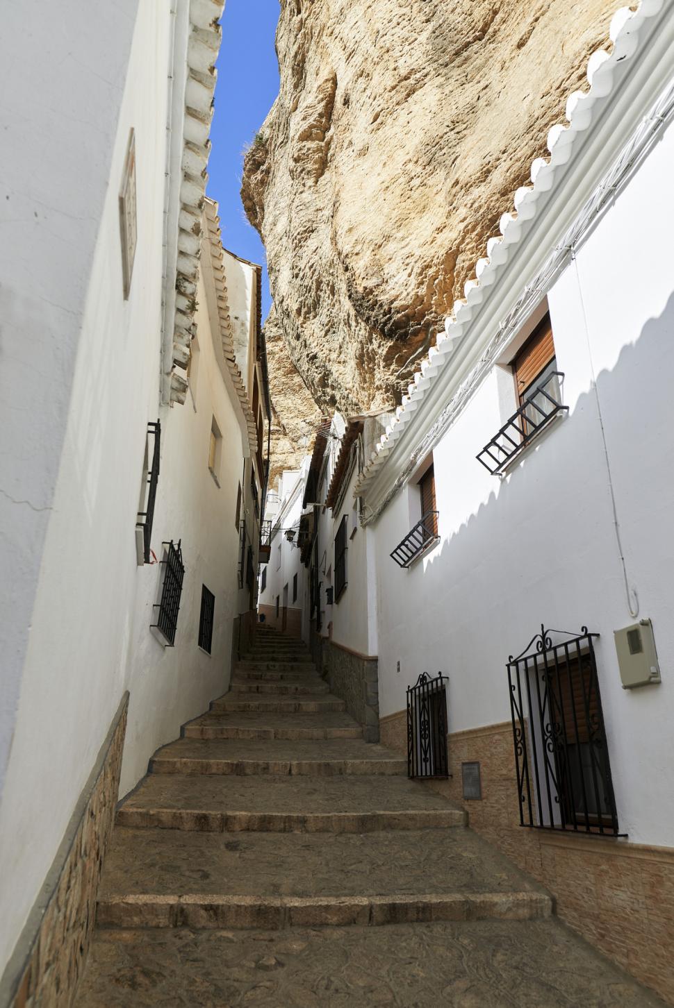 Orașul din Europa ascuns sub o stâncă: Mulți turiști români ajung în zonă, dar nu știu de el. Cum arată așezarea unică în lume 992172