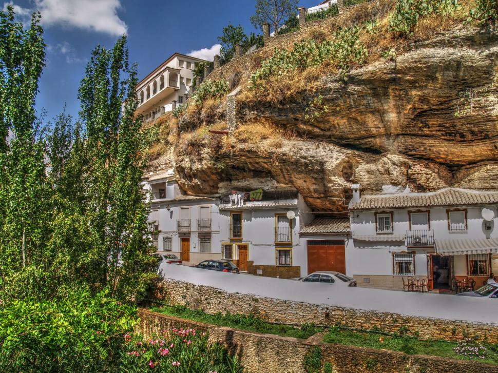 Orașul din Europa ascuns sub o stâncă: Mulți turiști români ajung în zonă, dar nu știu de el. Cum arată așezarea unică în lume 992173