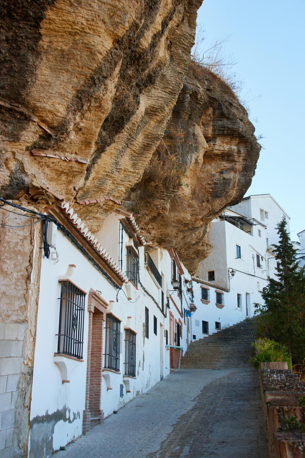 Orașul din Europa ascuns sub o stâncă: Mulți turiști români ajung în zonă, dar nu știu de el. Cum arată așezarea unică în lume 992174