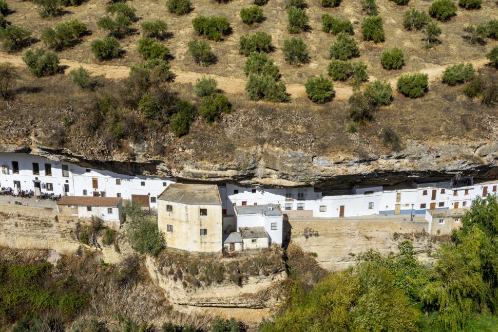 Orașul din Europa ascuns sub o stâncă: Mulți turiști români ajung în zonă, dar nu știu de el. Cum arată așezarea unică în lume 992175