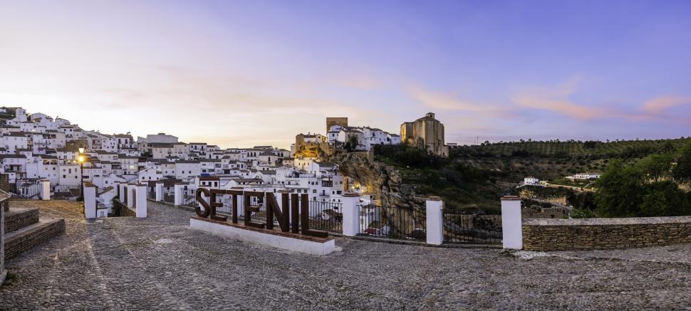 Orașul din Europa ascuns sub o stâncă: Mulți turiști români ajung în zonă, dar nu știu de el. Cum arată așezarea unică în lume 992176