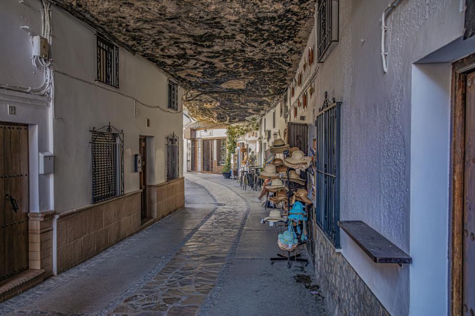 Orașul din Europa ascuns sub o stâncă: Mulți turiști români ajung în zonă, dar nu știu de el. Cum arată așezarea unică în lume 992177