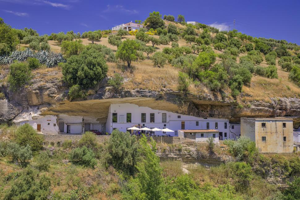 Orașul din Europa ascuns sub o stâncă: Mulți turiști români ajung în zonă, dar nu știu de el. Cum arată așezarea unică în lume 992178