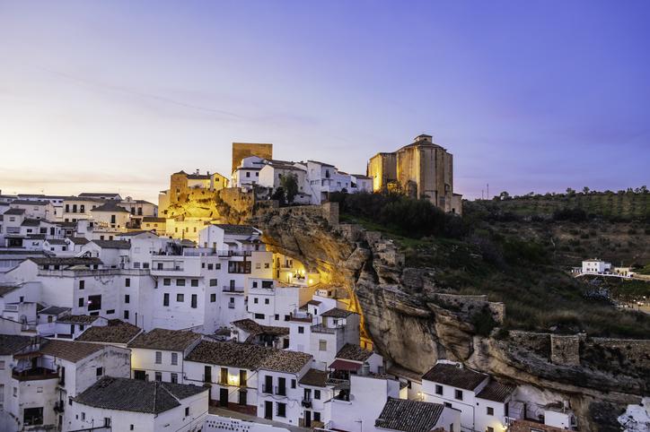 Orașul din Europa ascuns sub o stâncă: Mulți turiști români ajung în zonă, dar nu știu de el. Cum arată așezarea unică în lume 992179