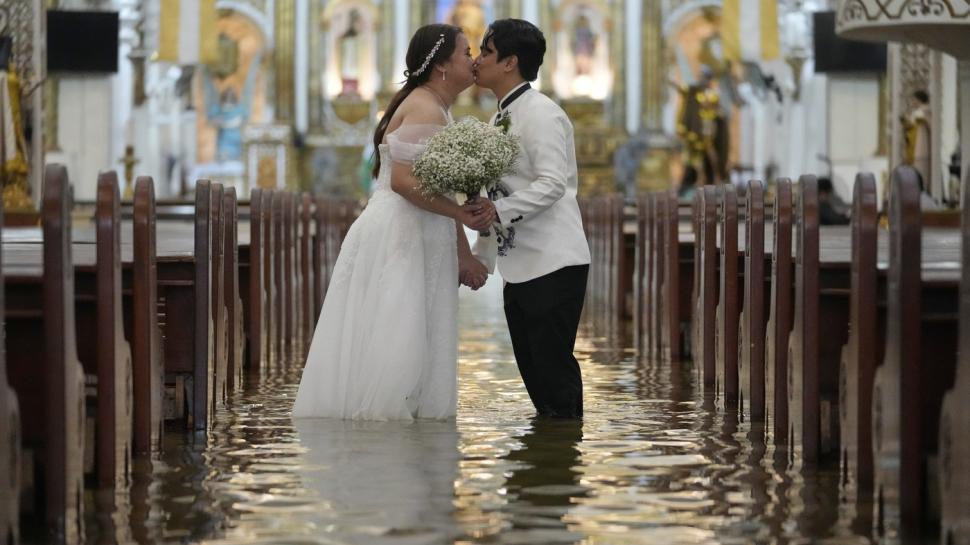 S-au căsătorit în apă până la genunchi, într-o biserică inundată în timpul taifunului. Imaginile din Filipine au ajuns virale 992497