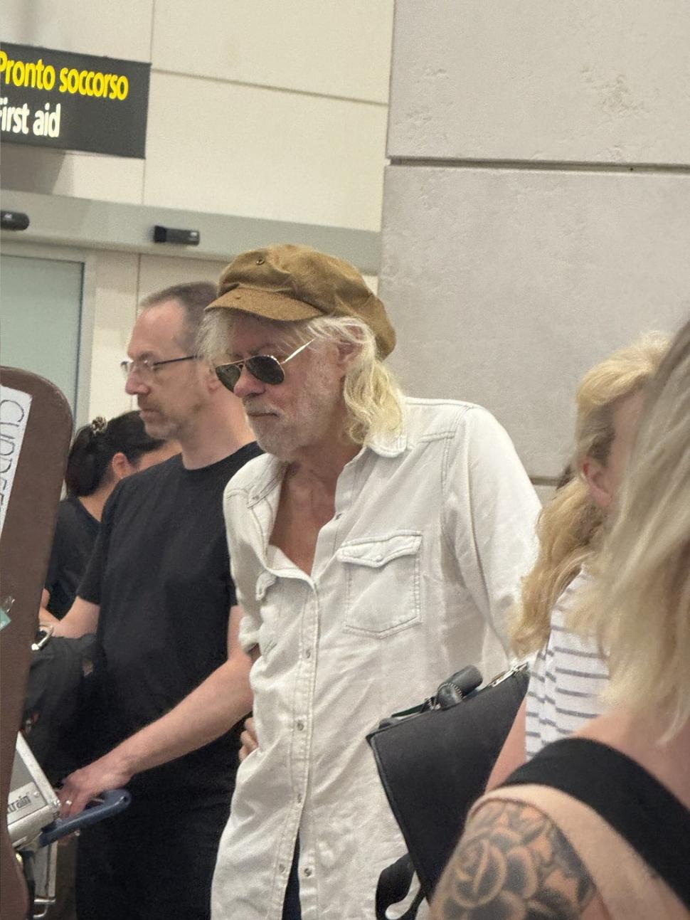 Un cântăreț cu o avere de 125 de milioane de euro și-a șocat fanii care l-au văzut într-un zbor low-cost, cu bilet de 50 de euro 992485