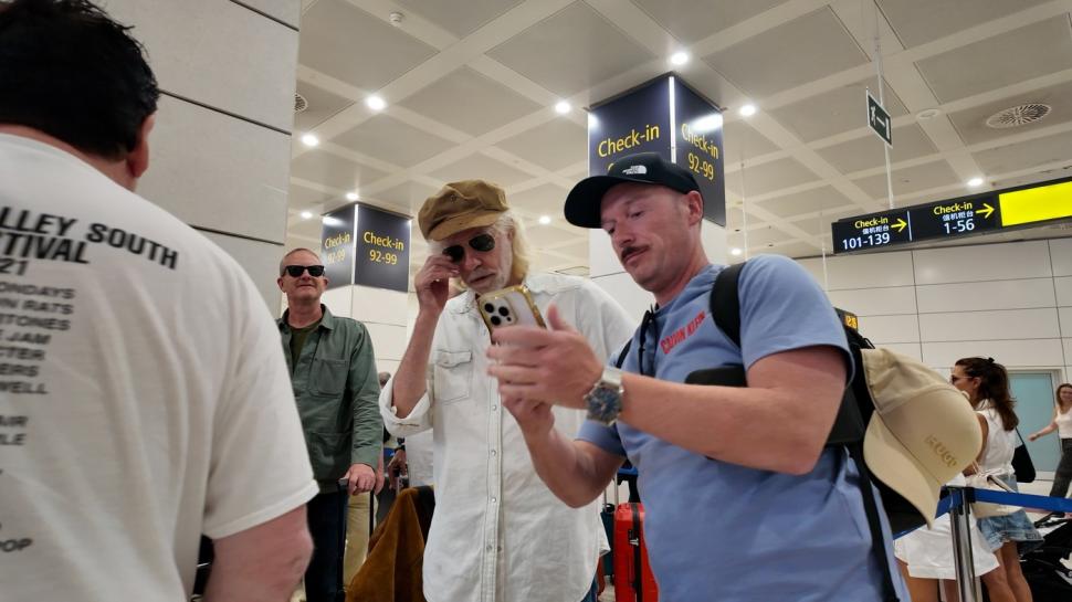 Un cântăreț cu o avere de 125 de milioane de euro și-a șocat fanii care l-au văzut într-un zbor low-cost, cu bilet de 50 de euro 992486