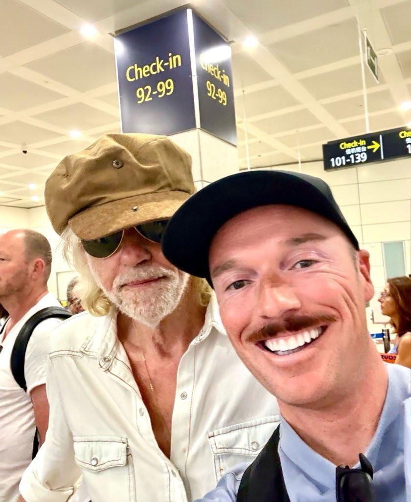 Un cântăreț cu o avere de 125 de milioane de euro și-a șocat fanii care l-au văzut într-un zbor low-cost, cu bilet de 50 de euro 992487