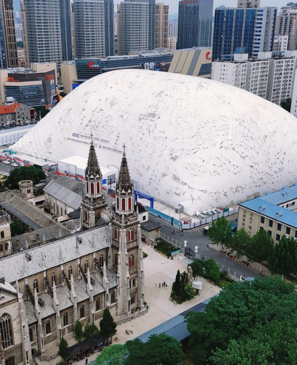 Un șantier a fost acoperit cu „cea mai mare cupolă gonflabilă” din lume: Unde este și cum arată „bezeaua” de 20.000 de metri pătrați 992500