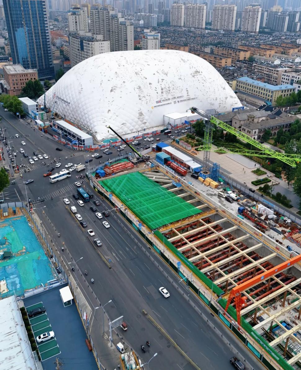 Un șantier a fost acoperit cu „cea mai mare cupolă gonflabilă” din lume: Unde este și cum arată „bezeaua” de 20.000 de metri pătrați 992502