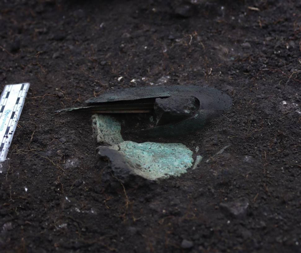 Descoperire arheologică „extrem de rară”: O armură de bronz de acum 3.200 de ani, din vremea Războiului Troian, a fost găsită în Cehia 992908