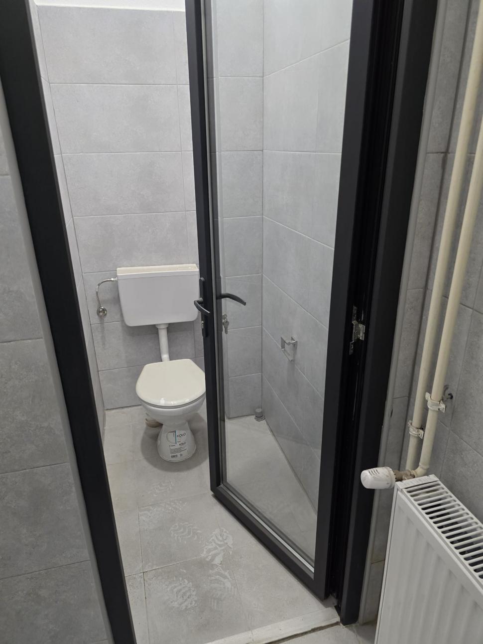 La Pașcani, Primăria a făcut pentru oameni o toaletă publică cu geamuri transparente. Abia după recepție s-au pus folii 992893