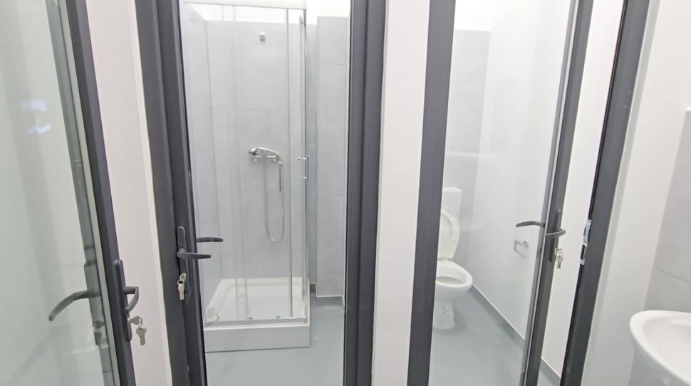 La Pașcani, Primăria a făcut pentru oameni o toaletă publică cu geamuri transparente. Abia după recepție s-au pus folii 992894