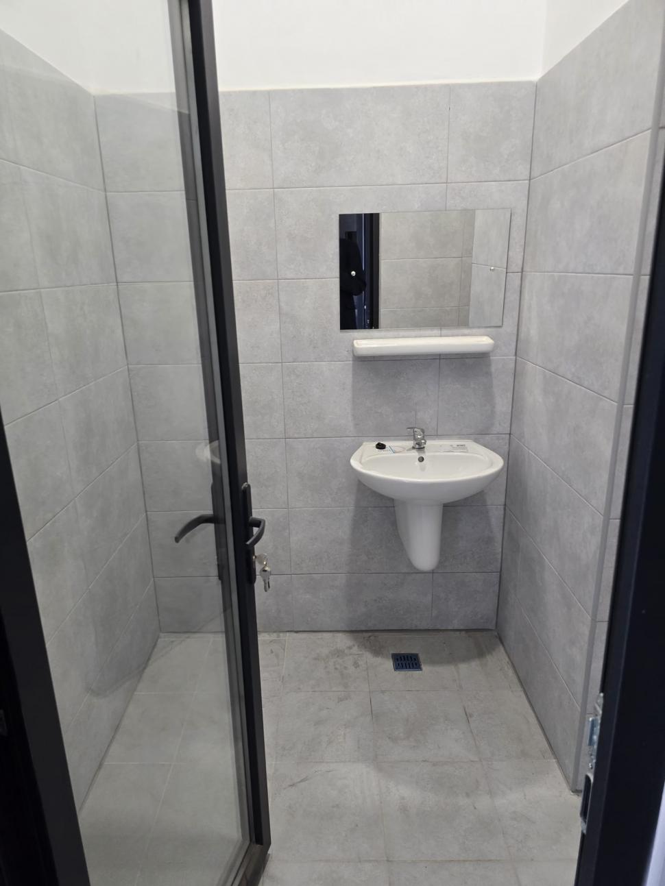 La Pașcani, Primăria a făcut pentru oameni o toaletă publică cu geamuri transparente. Abia după recepție s-au pus folii 992895