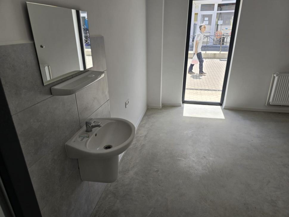 La Pașcani, Primăria a făcut pentru oameni o toaletă publică cu geamuri transparente. Abia după recepție s-au pus folii 992896