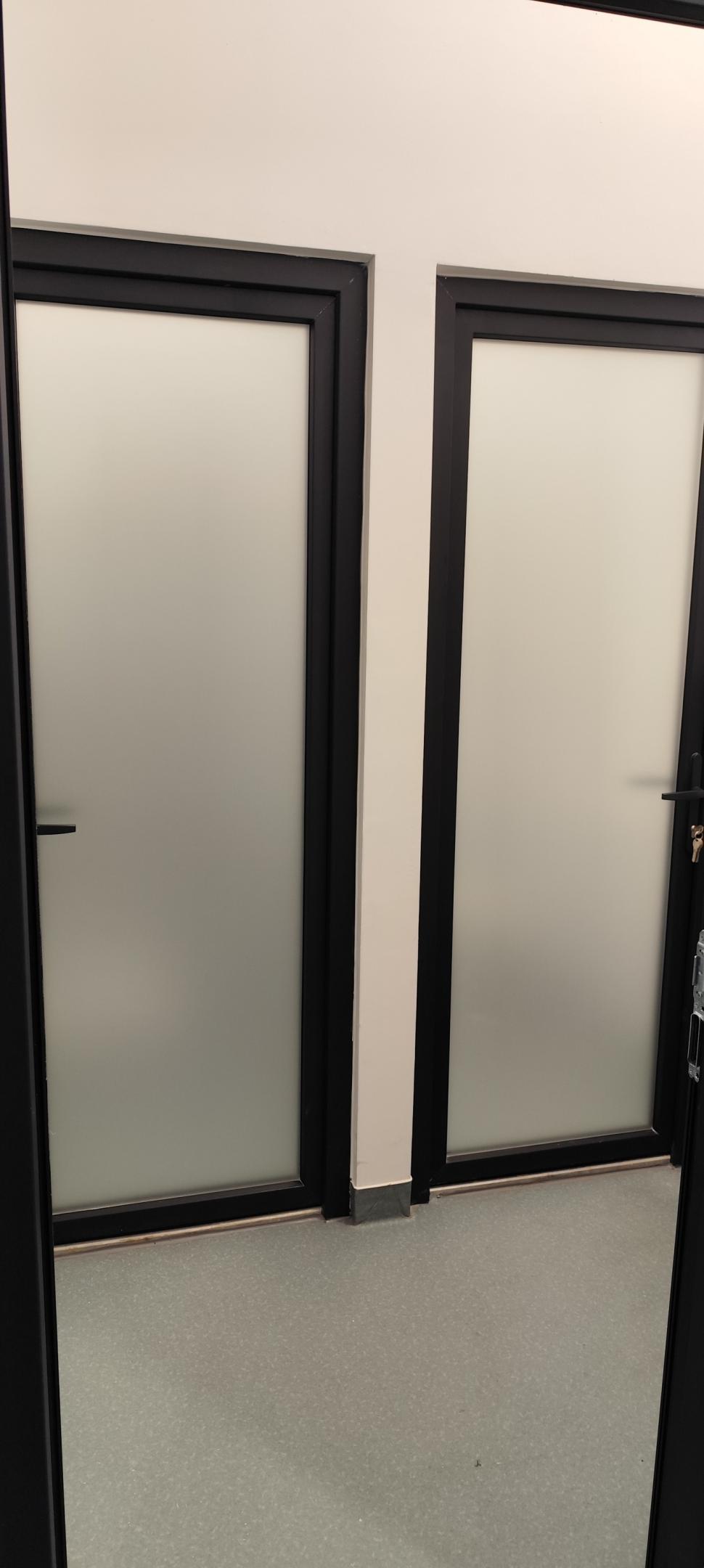 La Pașcani, Primăria a făcut pentru oameni o toaletă publică cu geamuri transparente. Abia după recepție s-au pus folii 992898