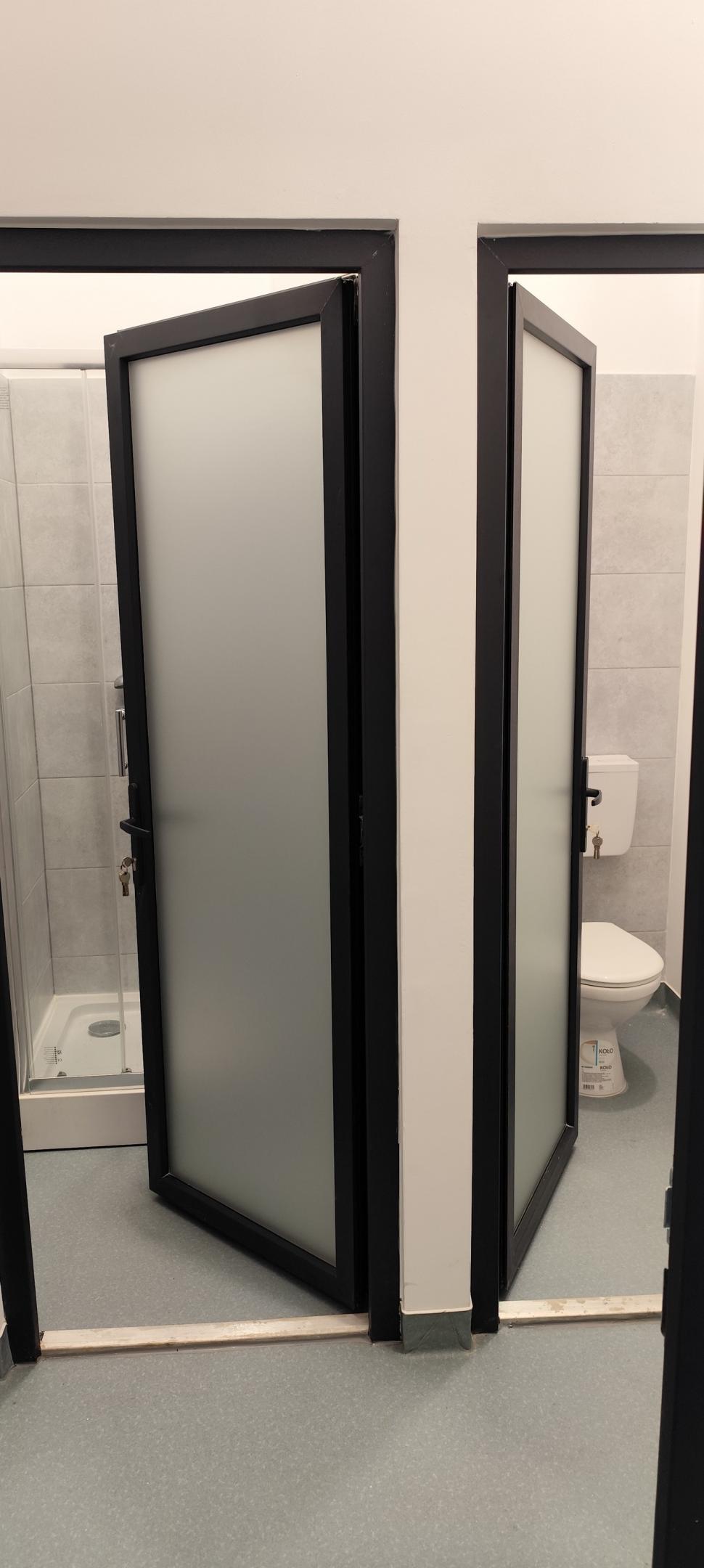 La Pașcani, Primăria a făcut pentru oameni o toaletă publică cu geamuri transparente. Abia după recepție s-au pus folii 992899