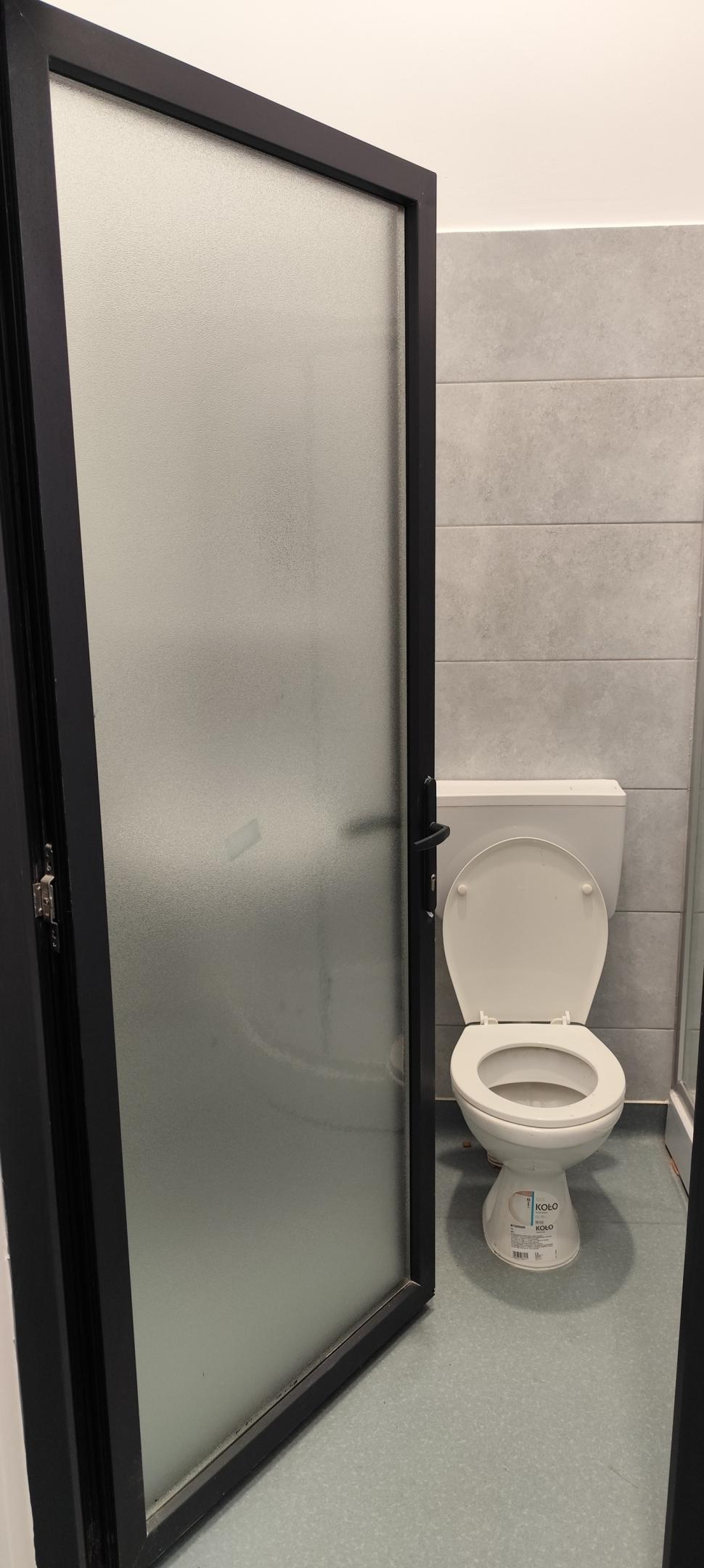 La Pașcani, Primăria a făcut pentru oameni o toaletă publică cu geamuri transparente. Abia după recepție s-au pus folii 992900