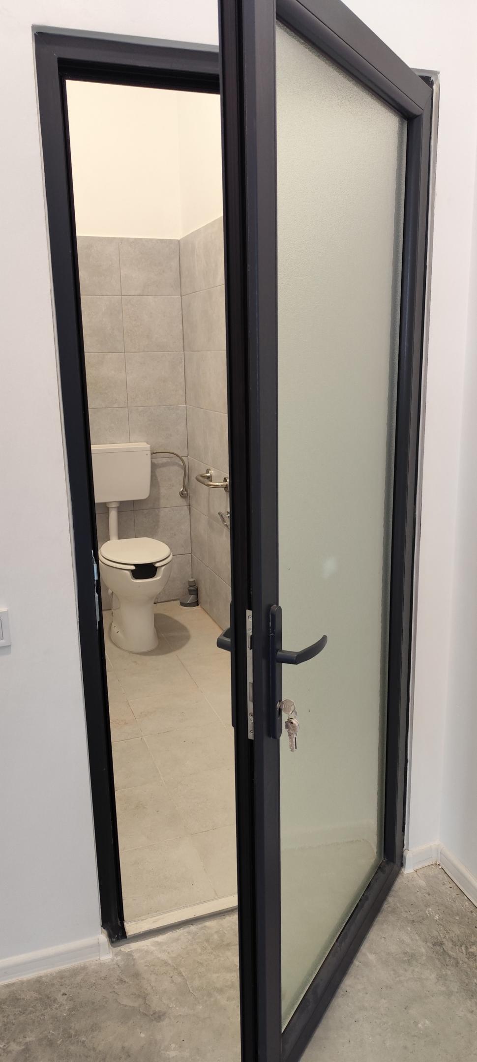 La Pașcani, Primăria a făcut pentru oameni o toaletă publică cu geamuri transparente. Abia după recepție s-au pus folii 992901